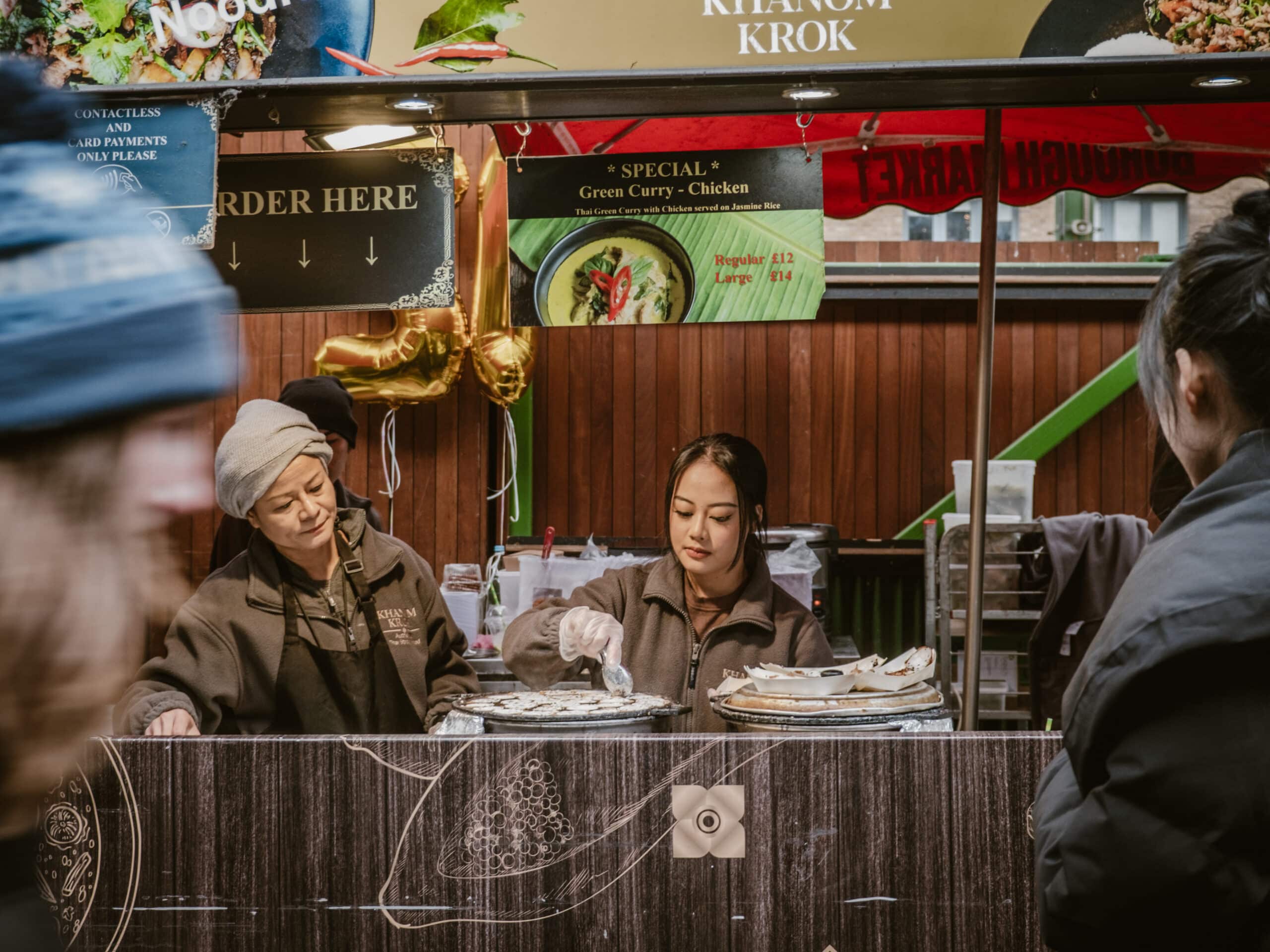 Frau an Borough Market ann Essensstand