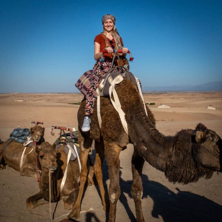 Frau auf Kamel in der Wüste von Marokko