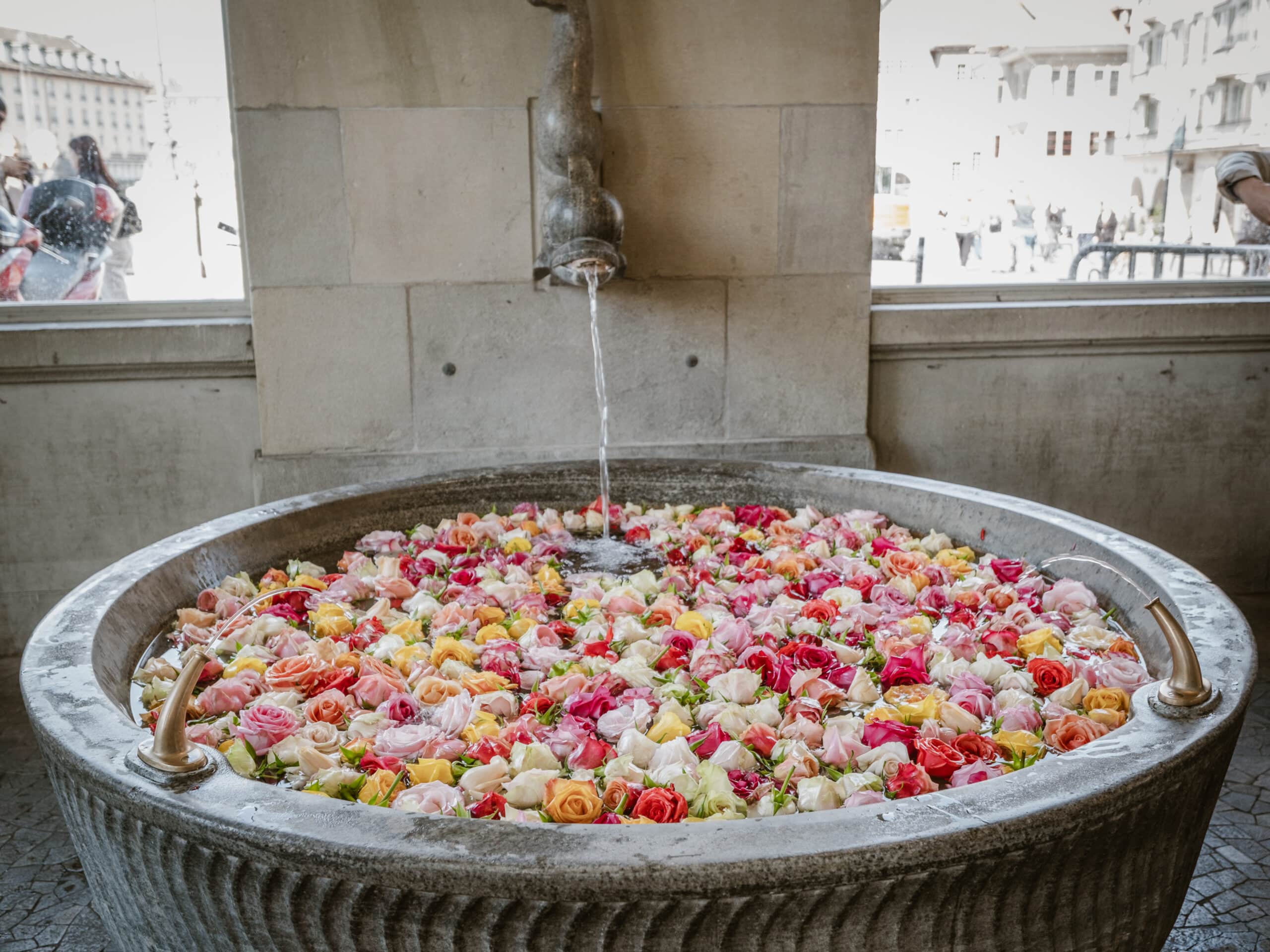 Rosenbrunnen Zürich - Frau vor Brunnen